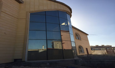 Curved aluminium curtain wall on a villa